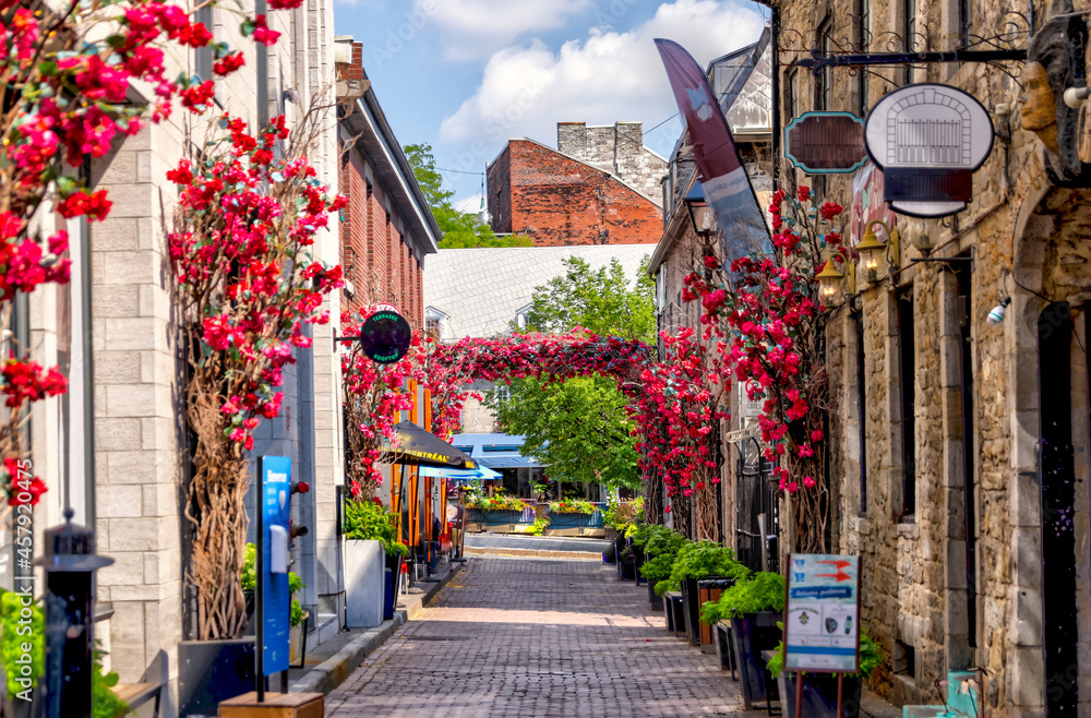 Alleys and cobblestone roads in Old Montreal